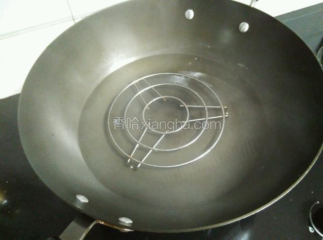 锅里水烧开，放入隔垫。