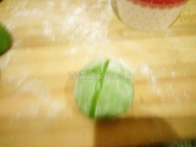 揉好的馒头用牙签沾油画个米