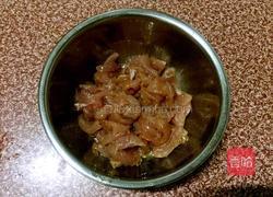 平菇炒肉的做法图解1