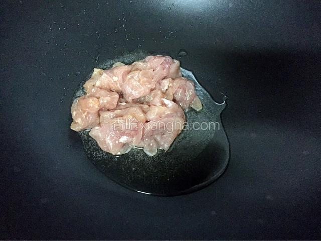 锅中倒入适量油烧热后放入猪肉翻炒至断生盛出备用