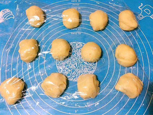 取出面团分成相同大小的小面团，醒发20分钟