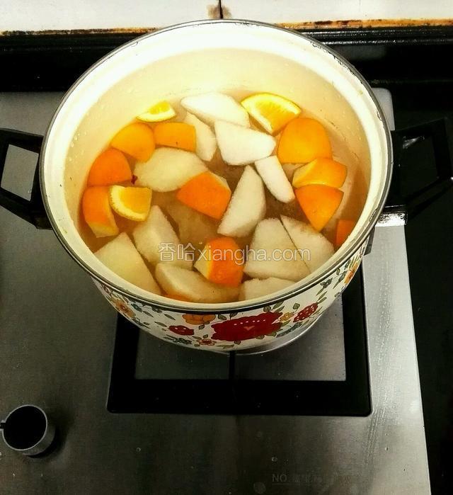 把切成块的橙子和雪梨加入水放入冰糖大火煮