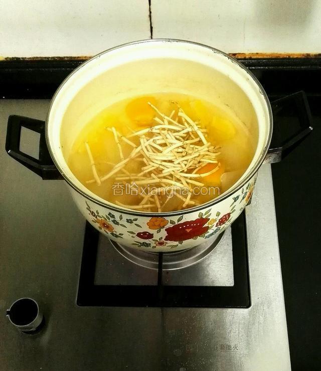 15分钟后，把准备好的鱼腥草洗干净放入糖水中大火烧开