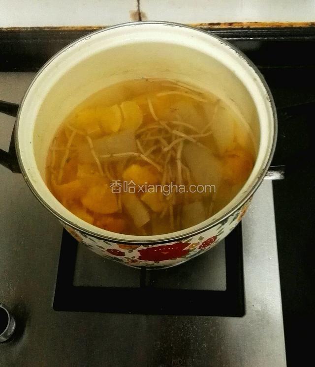 烧开后的糖水直接关火，盖上盖子焖5分钟后揭盖，这样鱼腥草糖水就好了
