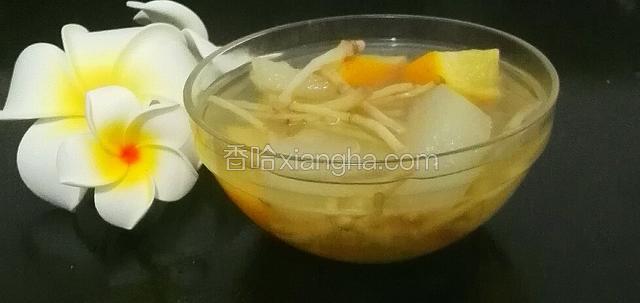 把烧好的鱼腥草糖水盛入碗内，就可以吃了，甜甜的，没有药味还可以消炎润肺。