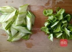 黄瓜青椒炒鸡蛋的做法图解1