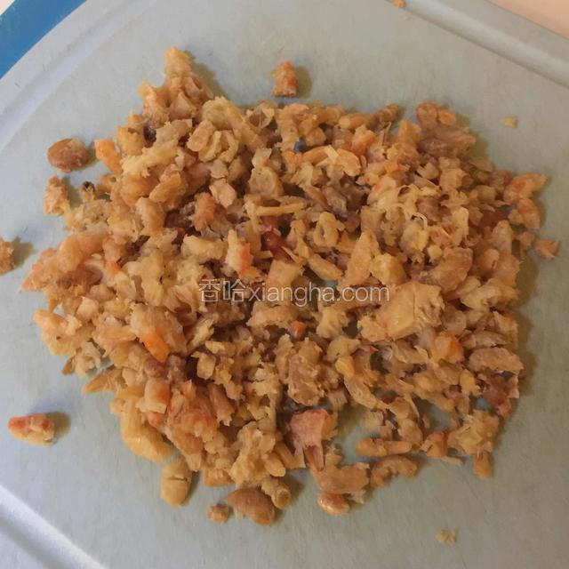 泡软后的海虾米捞出沥干水分，切碎