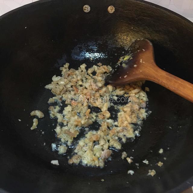 热锅倒油烧热后放入海虾米爆香