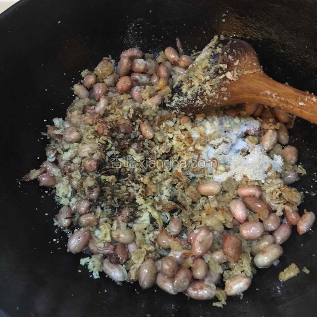放入所有调味料（标注1）翻炒均匀