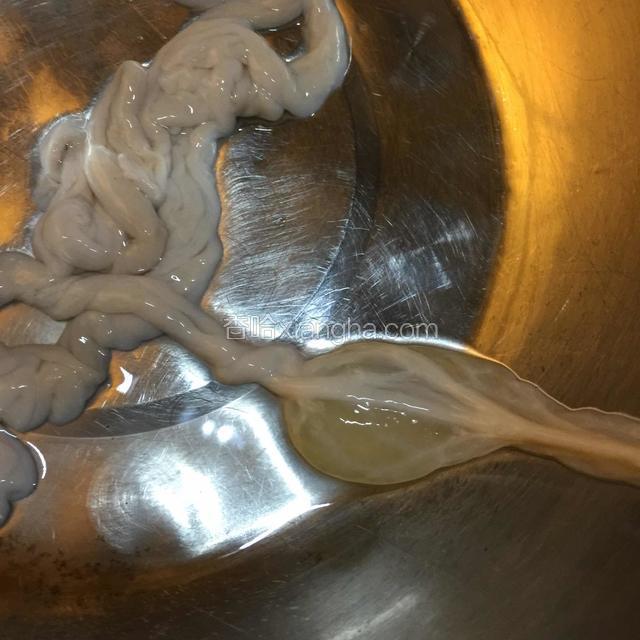 在肠衣中灌入一点食用油，使其润滑