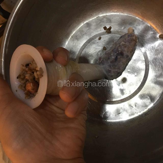 因为肠衣灌油了，所以很好灌入，灌8分满就可以