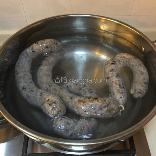 烧开一锅水，把肠放入热水中烫一下捞出