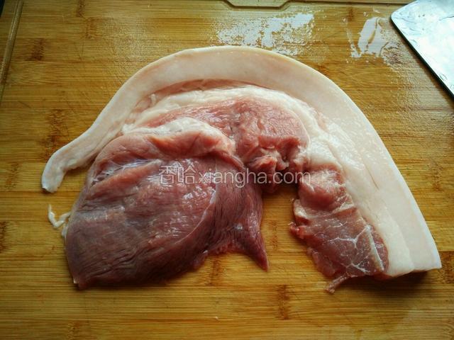 准备猪腿肉一块，不要太瘦。