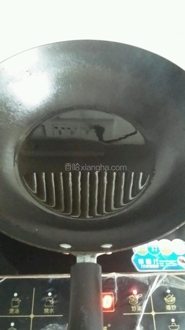 炒锅倒油烧六七成热