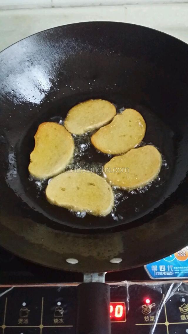 炸至金黄翻面