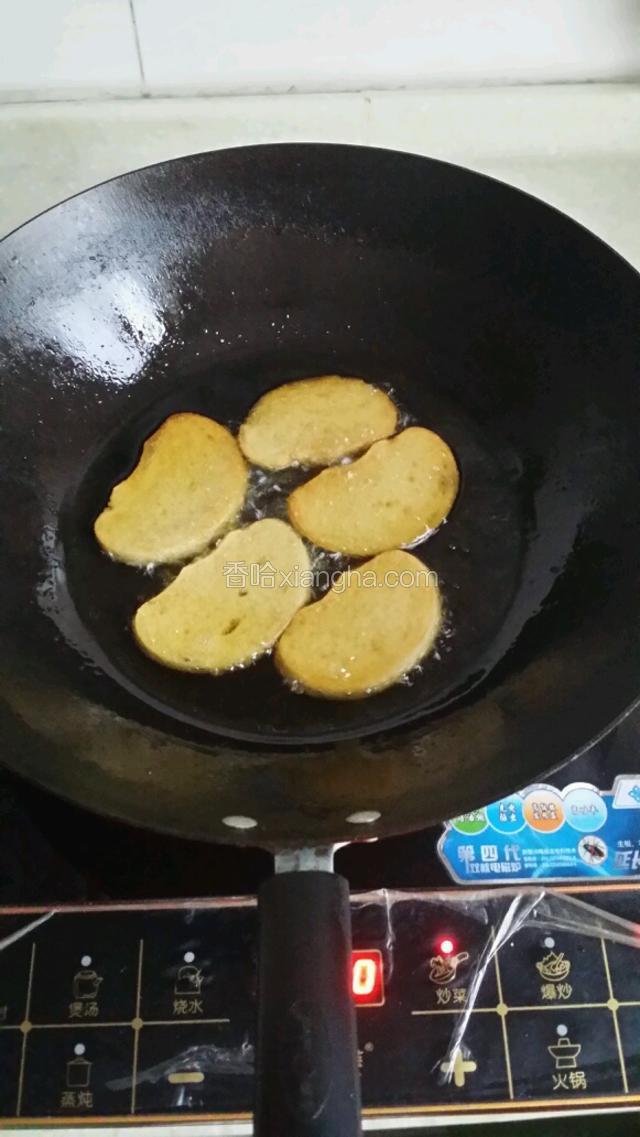 待两面都炸至金黄捞出（依次炸完剩余的馍片）