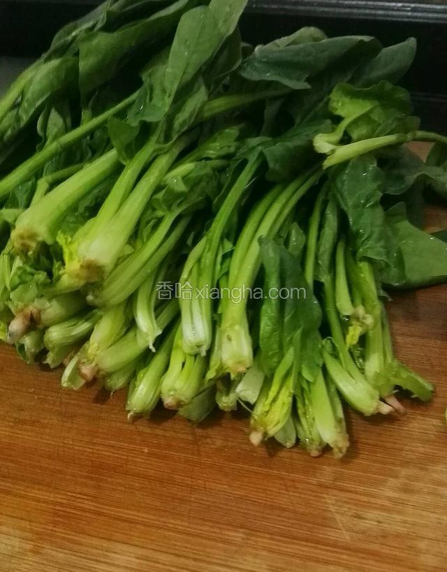 准备好一把菠菜，洗干净