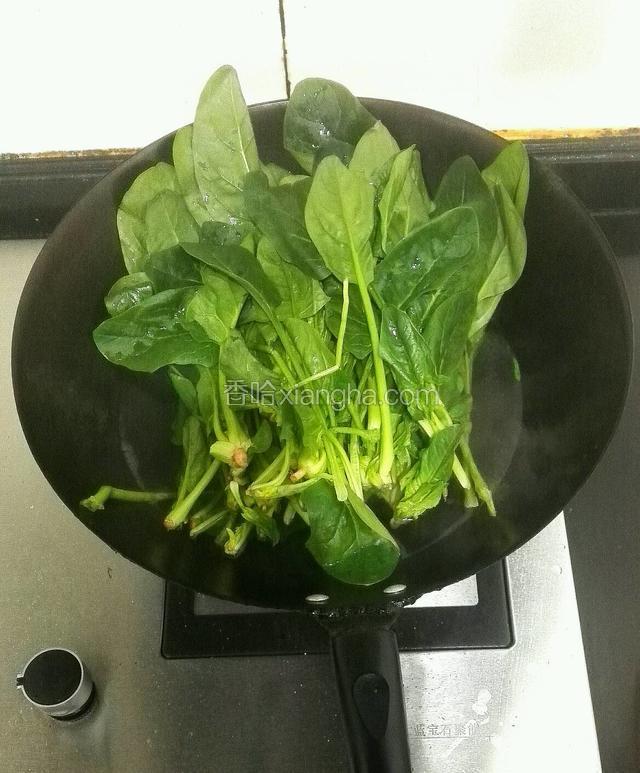把水倒入锅里烧开，放入菠菜穿烫