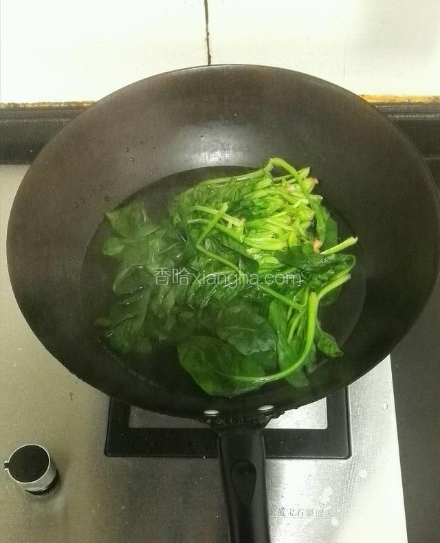 把菠菜穿烫到以下图片样子，菠菜叶子软下来即可