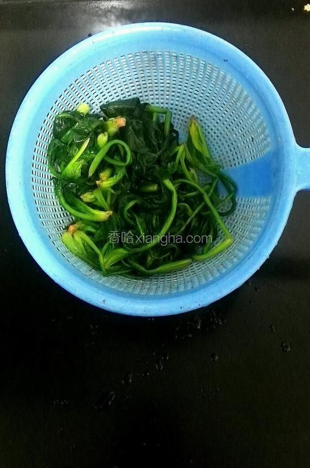 穿烫好后冲凉水，放入镂空篮沥干水份