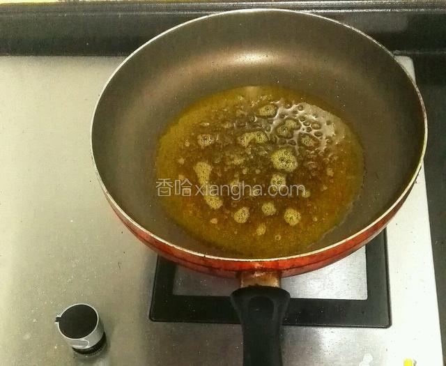 热锅起油，用的是菜籽油，一定要把菜籽油热熟