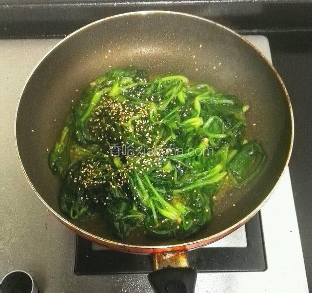 翻炒均匀后，洒入熟芝麻和鸡精，继续翻炒1分钟即可出锅