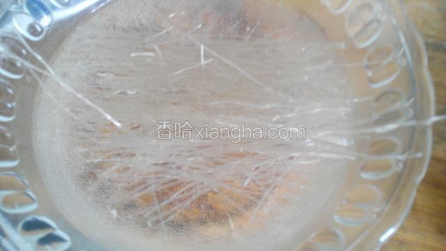 粉条用剪刀剪断，用凉水泡一会