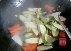 胡萝卜炒笋瓜的做法图解5