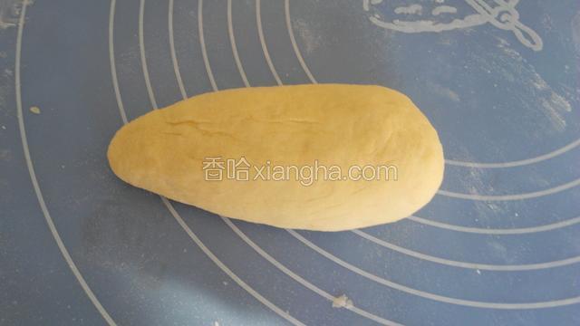 把面团团成圆锥状