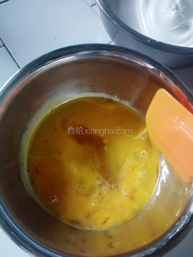 蛋清事先分离。蛋黄打散后加入玉米油,橙汁拌匀。