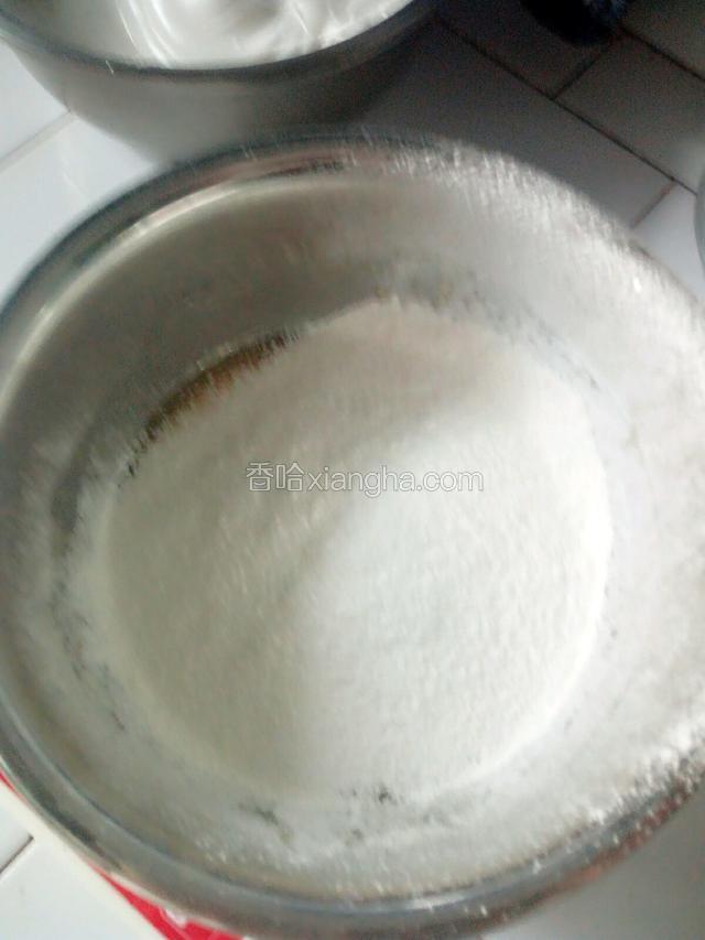 再分次过筛入低筋粉翻拌均匀。