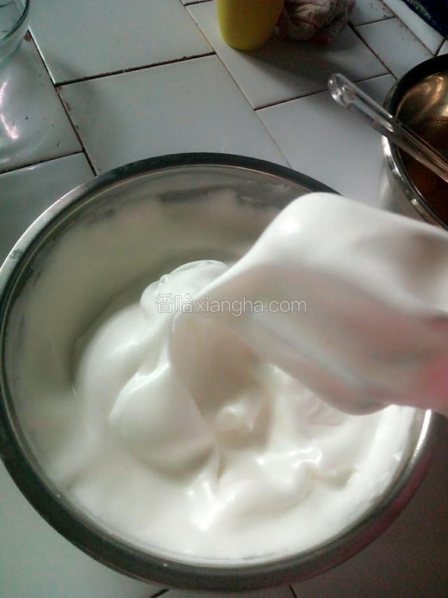 打发蛋清时,烤箱预热160度。蛋清第一次加入柠檬汁,三分之一砂糖打发至鱼泡眼,再加入三分之一砂糖打发到酸奶般浓稠,最后的砂糖全部加入打发至湿性发泡,提起有小毛尖即可。
