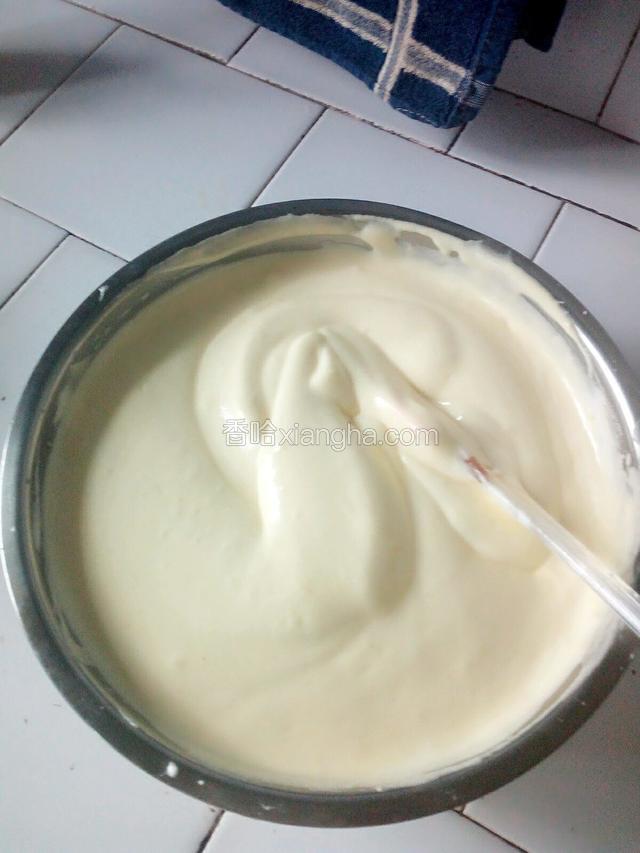 翻拌均匀的面糊。