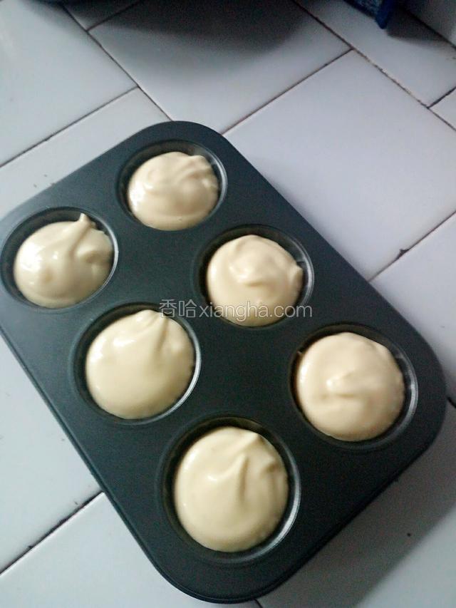 还有足球杯模具，烤箱160度烤20分钟。剩下的分次烘烤。足球模具烤好后自然冷却脱模。