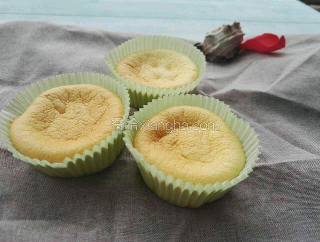 小巧的纸杯蛋糕。