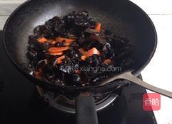 胡萝卜木耳炒圆白菜的做法图解4