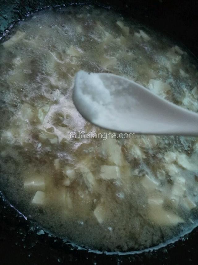 放入适量盐、鸡精调味