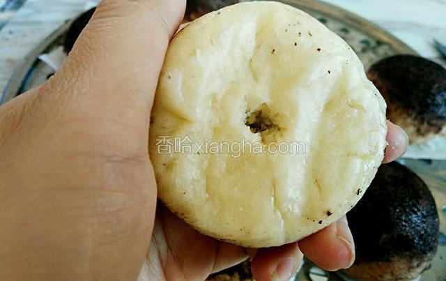 蒸好的包子，在底部用筷子戳个洞 把蒸熟的柄插入
