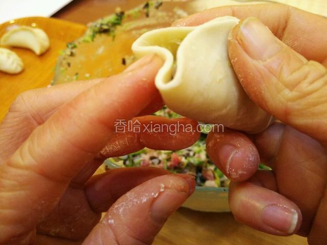 左边也用同样的方法，将角折进去。