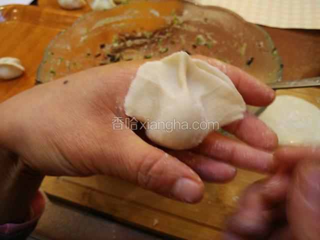 轻轻移开右手