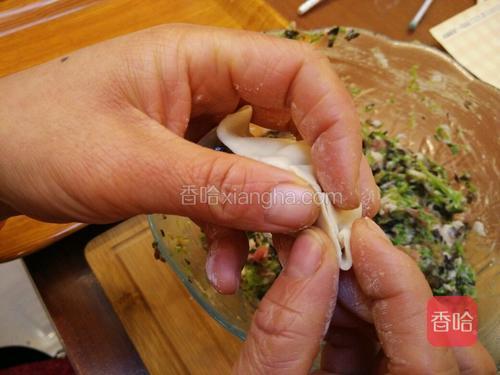 做最后一个褶子,轻压贴合定型