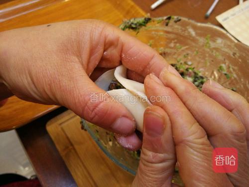 然后压紧饺子边缘。