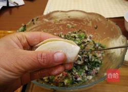 柳叶饺子的包法的做法图解9