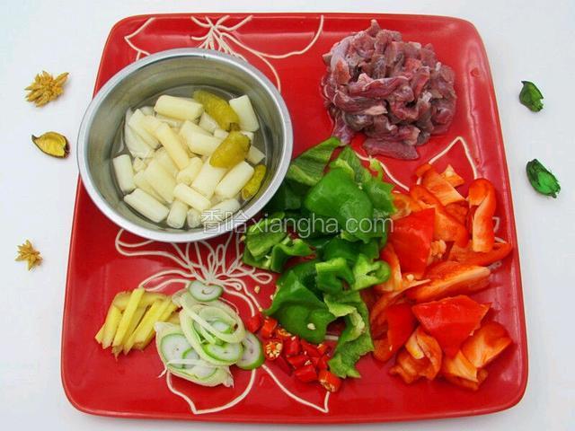 准备食材
主菜：泡藕带(加两个泡椒，里面自带，要三分之一藕带水)、牛肉（切小片）
配菜：青椒（切片）、红椒（切片）
作料：小米辣（切小圈儿）、大葱（切片）、生姜（切条）