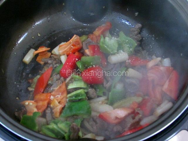 调味
加入鸡精和食盐，再次翻炒约一分钟，锅底几乎没有汤汁最佳