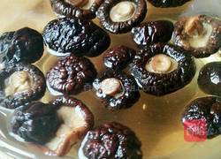 老鸭炖香菇的做法图解1