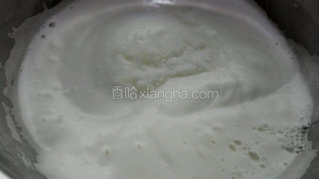 打至泡沫细腻时加入最后三分之一白糖继续中速打发！