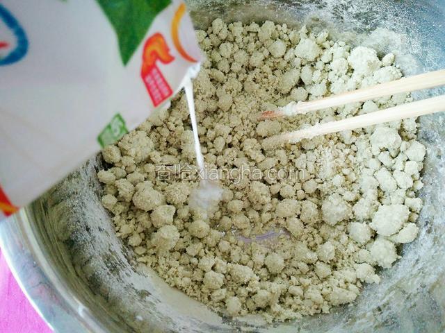 一边倒一边用筷子搅拌成絮状。