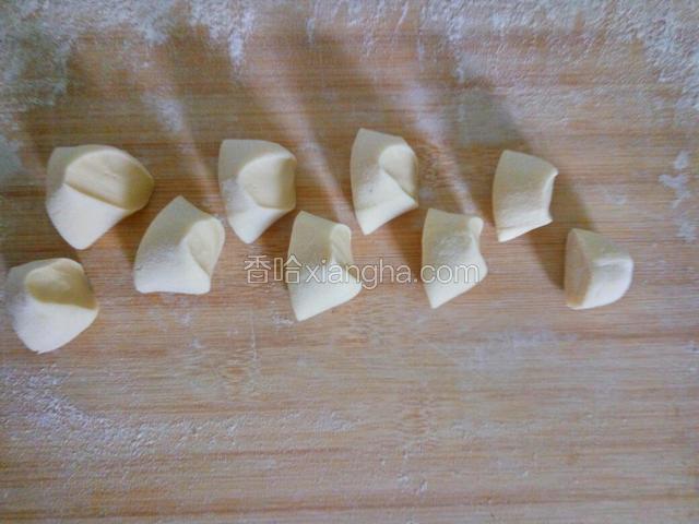 切成大小均匀的剂子（比饺子剂略大一点）