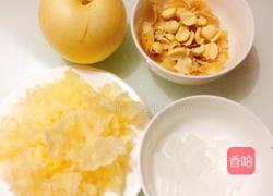 莲子百合雪梨汤的做法图解1